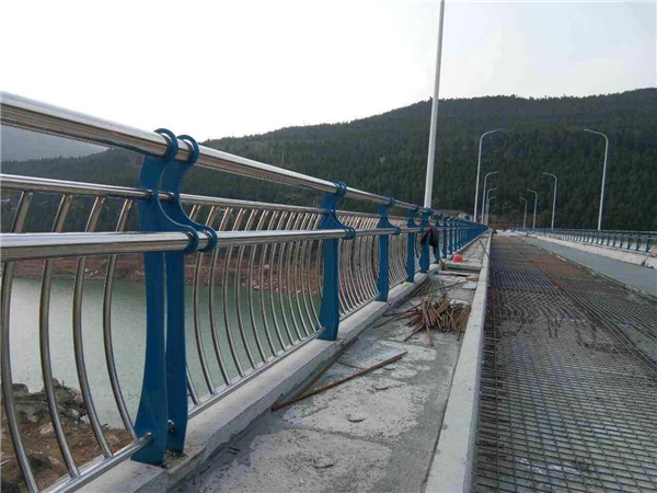 雅安不锈钢桥梁护栏的特点及其在桥梁安全中的重要作用