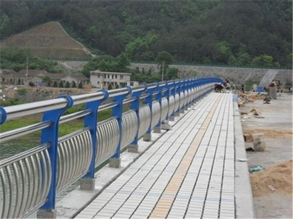 雅安不锈钢桥梁护栏的特性及其在现代建筑中的应用