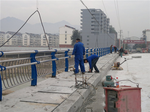 雅安不锈钢复合管护栏常见问题及解决方案